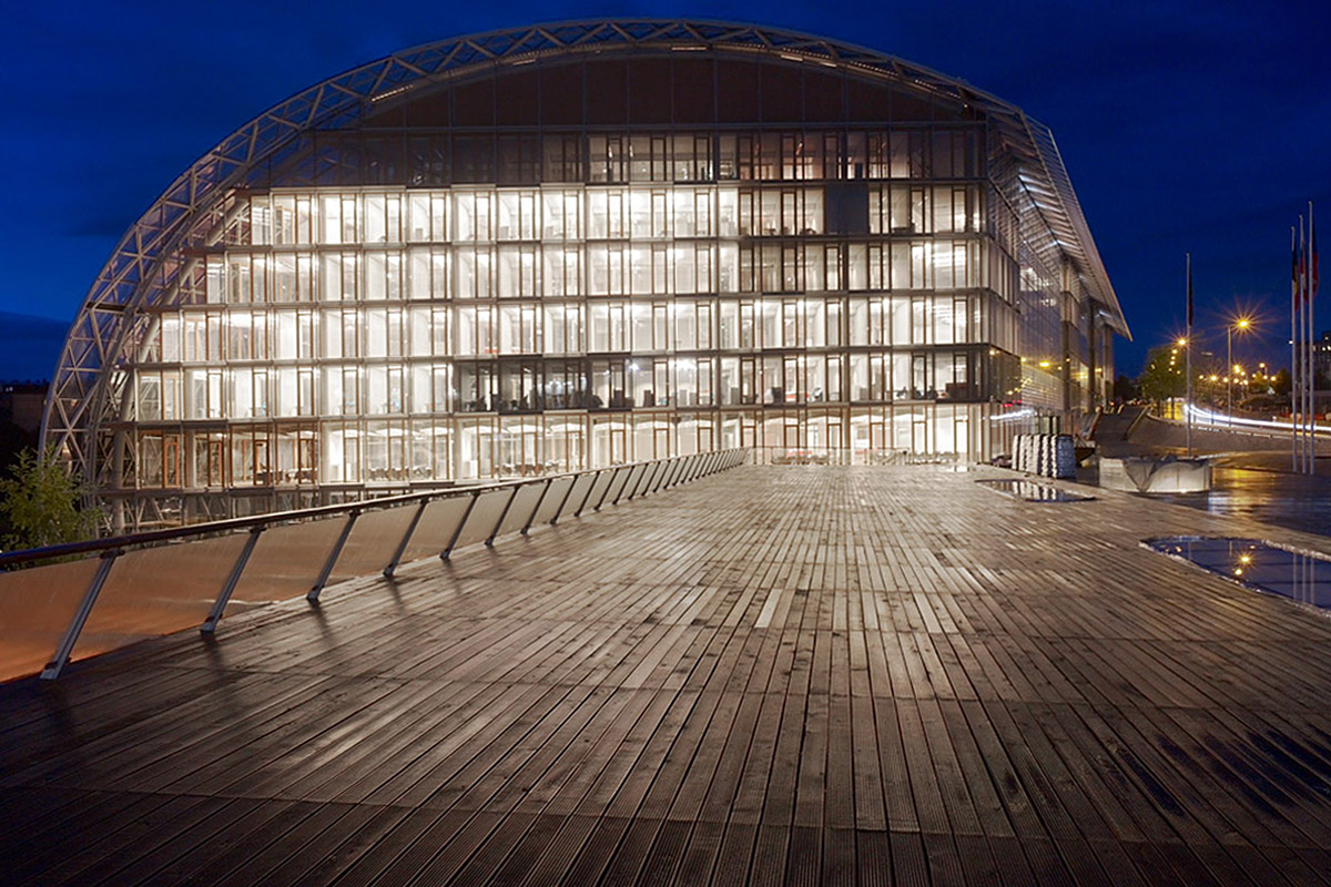 Europäische Investionsbank EIB, Luxemburg - Außenfassade am Abend - ingenhoven architects international - TROPP LIGHTING DESIGN