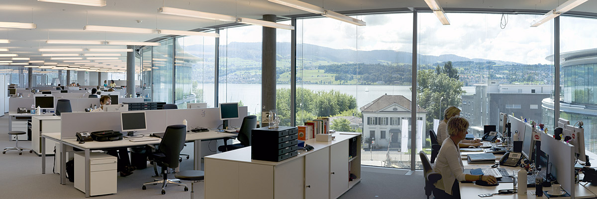 Swarovski Hauptverwaltung in Zürich - Büroinnenräume mit Blick nach draußen - ingenhoven architects international - TROPP LIGHTING DESIGN