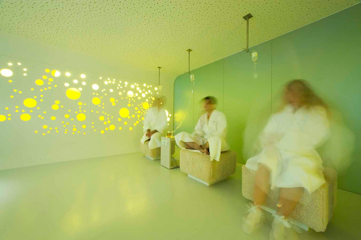 Lanserhof Health und Beauty Center, Innsbruck - LiquidEnergy-Raum - Lichtkreise, Bubbles, Minispots, Lichtpunkte an den Wänden - TROPP LIGHTING DESIGN