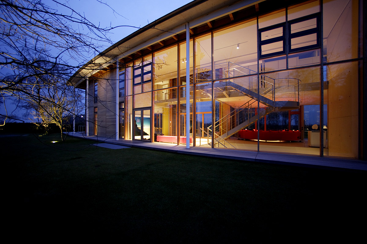 privates Wohnhaus/Architektenhaus, Düsseldorf - Außenansicht Abenddämmerung - TROPP LIGHTING DESIGN